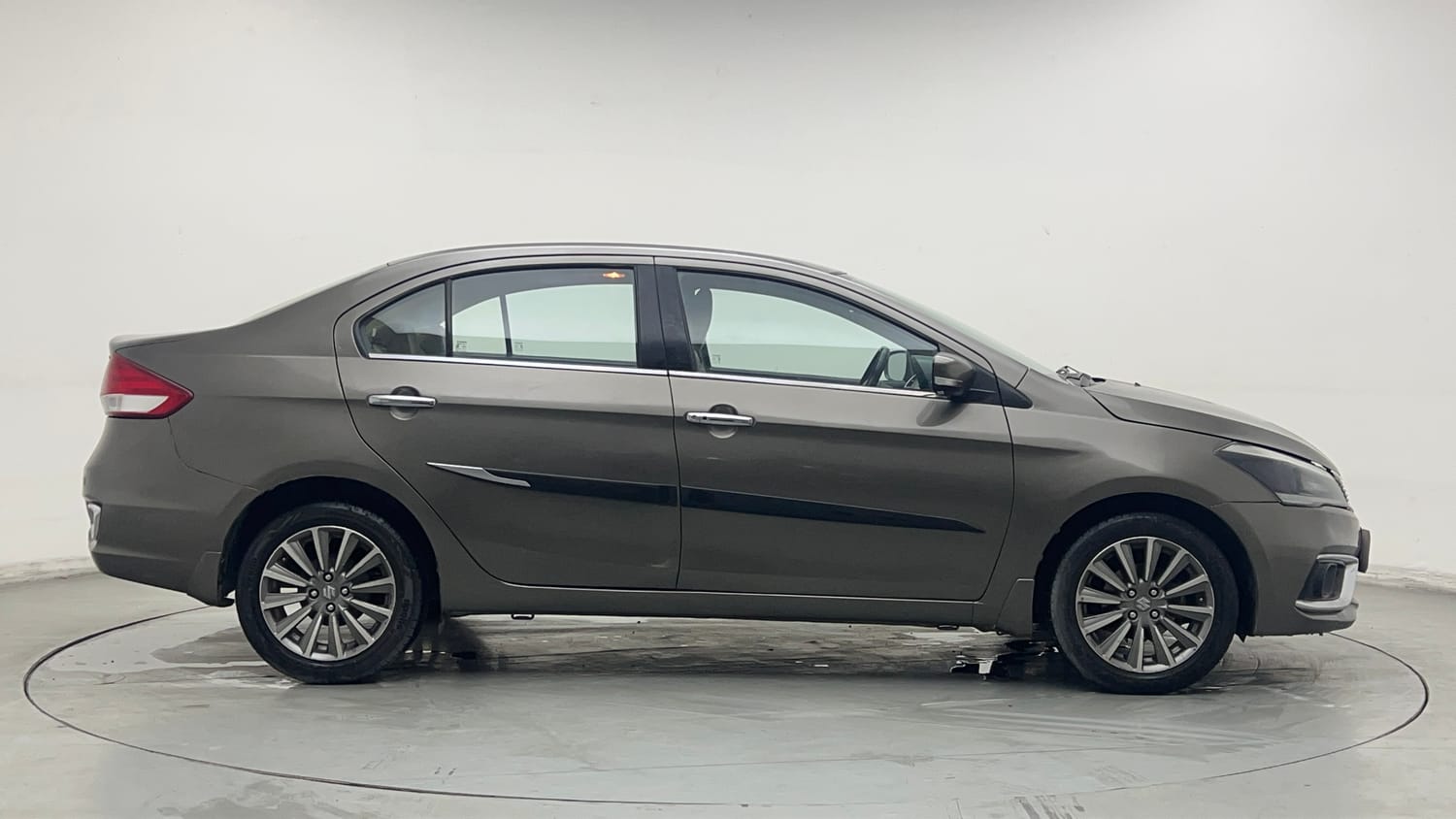 Used 2019 Maruti Suzuki Ciaz Alpha Hybrid 1.5 AT Petrol Automatic exterior RIGHT SIDE VIEW