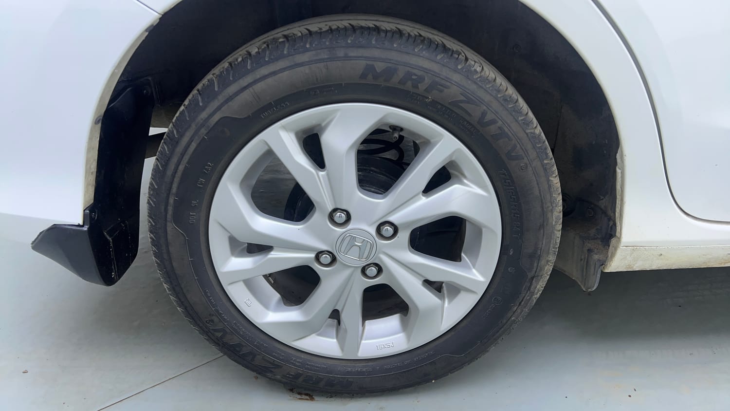 Used 2021 Honda Amaze 1.2 VX CVT Petrol Petrol Automatic tyres RIGHT REAR TYRE RIM VIEW