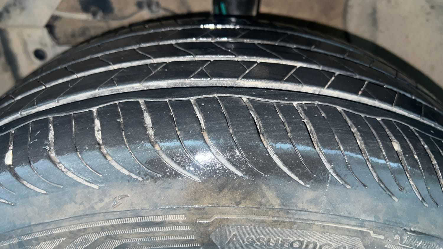 Used 2022 Maruti Suzuki Brezza Zxi Plus Dual Tone Petrol Manual tyres LEFT FRONT TYRE TREAD VIEW