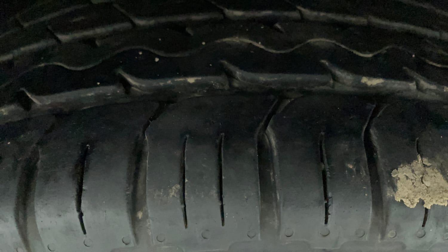 Used 2022 Volkswagen Virtus Highline 1.0 TSI MT Petrol Manual tyres LEFT FRONT TYRE TREAD VIEW