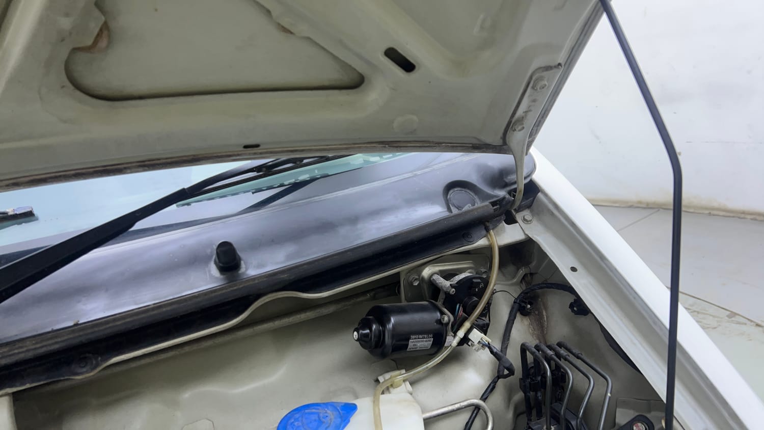 Used 2019 Maruti Suzuki Eeco 5 STR WITH A/C+HTR Petrol Manual engine ENGINE LEFT SIDE HINGE & APRON VIEW