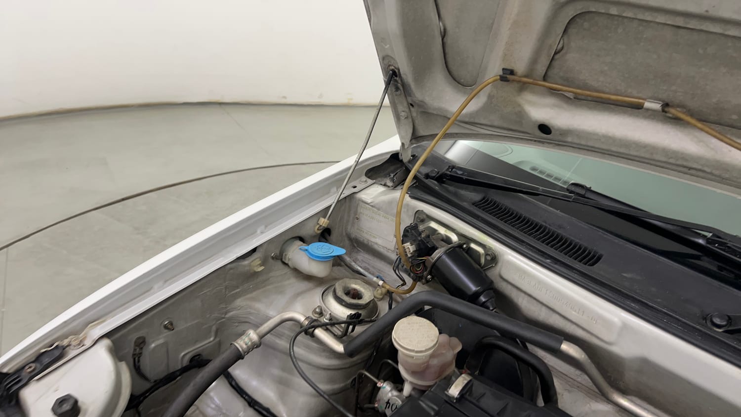 Used 2014 Maruti Suzuki Alto K10 VXi Petrol Manual engine ENGINE RIGHT SIDE HINGE & APRON VIEW