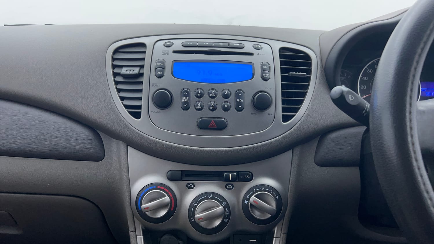 Used 2016 Hyundai i10 Sportz 1.1 iRDE2 Petrol Manual interior MUSIC SYSTEM & AC CONTROL VIEW