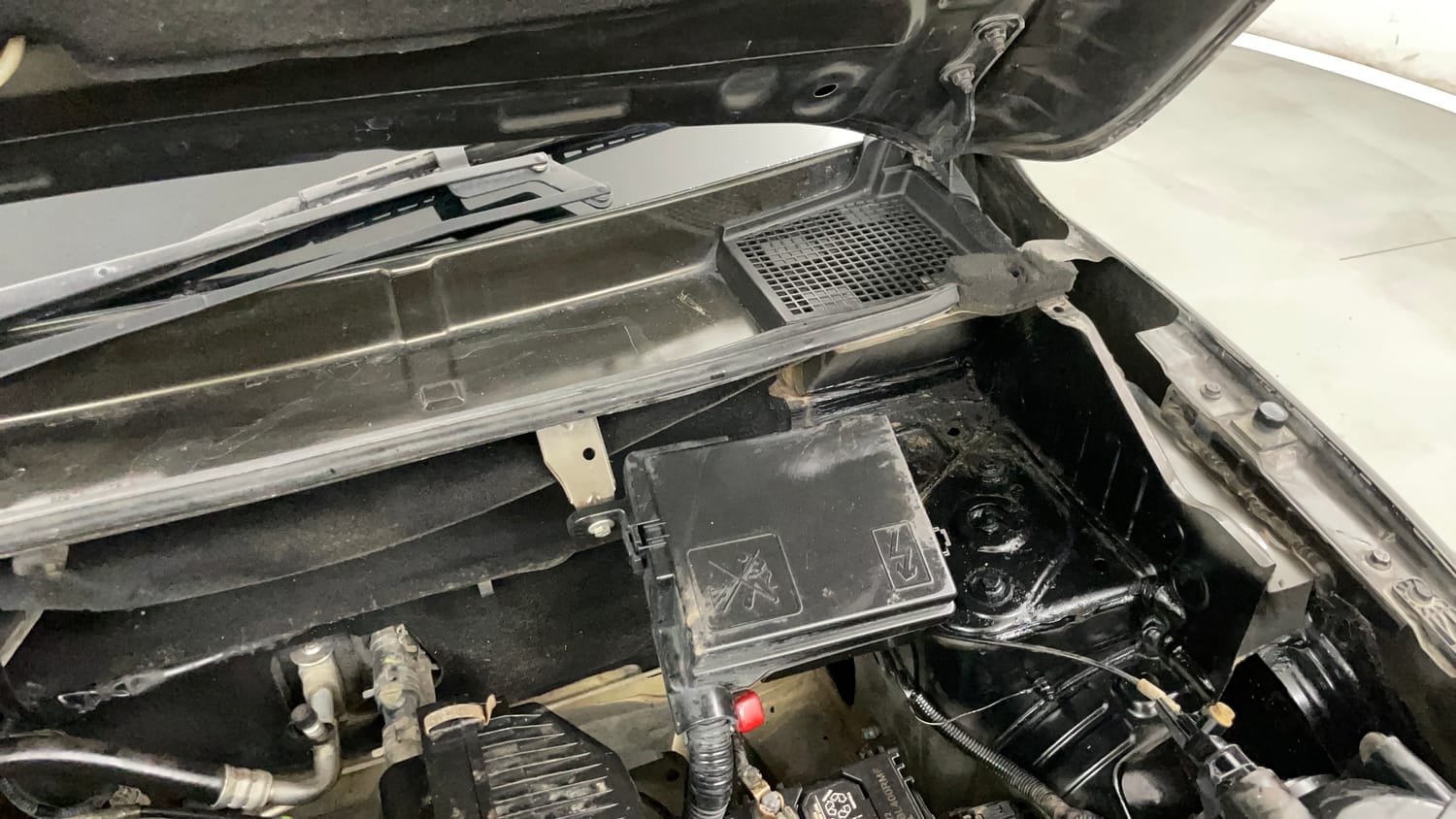 Used 2018 Renault Kwid 1.0 RXT Petrol Manual engine ENGINE LEFT SIDE HINGE & APRON VIEW