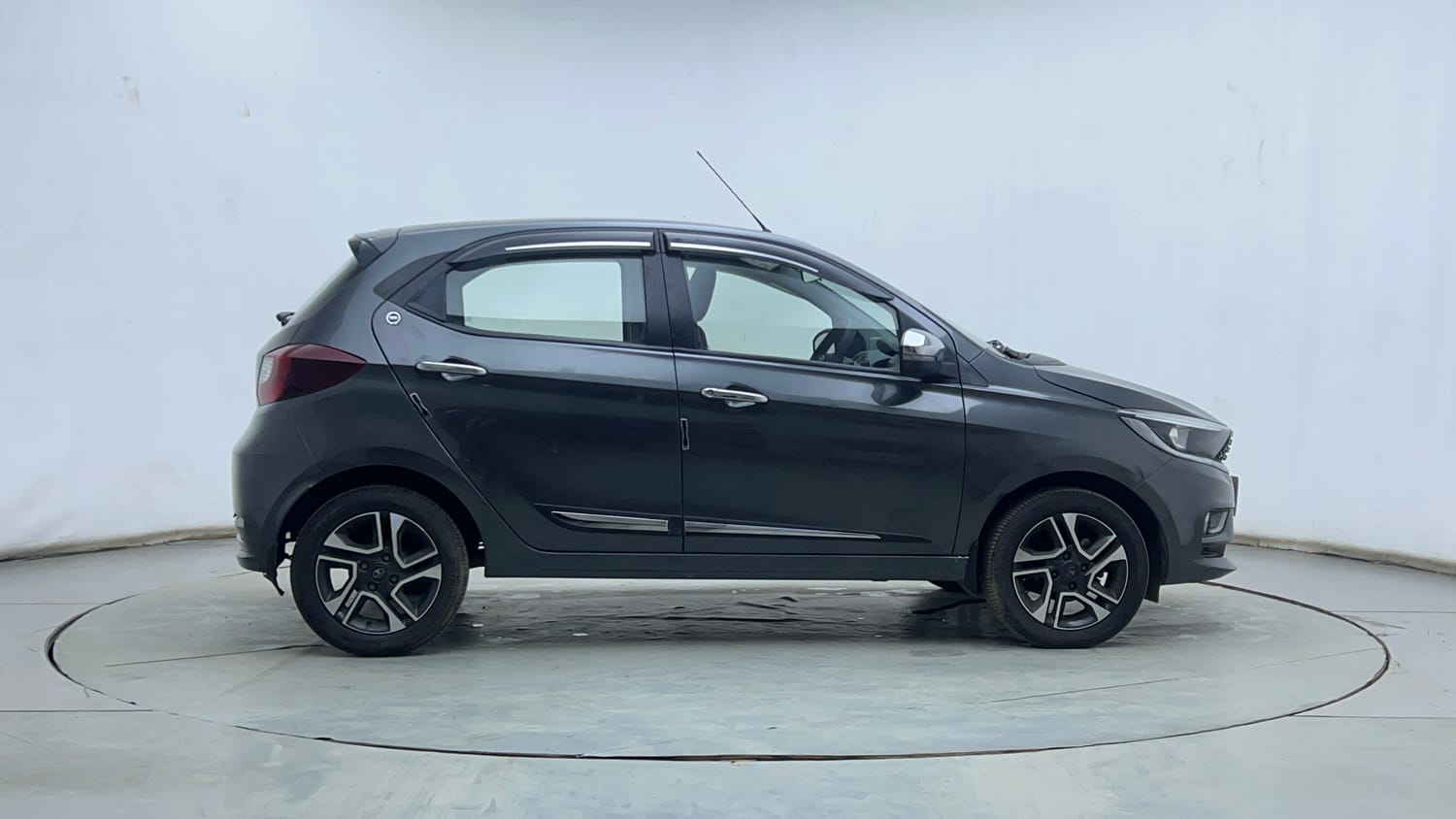 Used 2024 Tata Tiago XZ Plus Petrol Manual exterior RIGHT SIDE VIEW