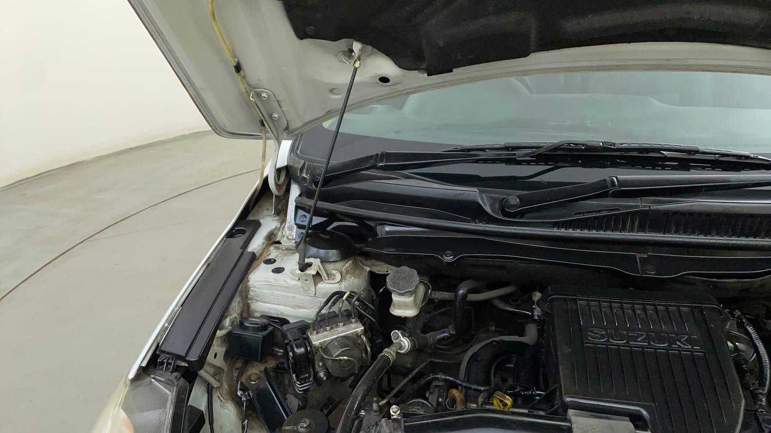 Used 2015 Maruti Suzuki Ciaz ZXi+ RS Petrol Manual engine ENGINE RIGHT SIDE HINGE & APRON VIEW