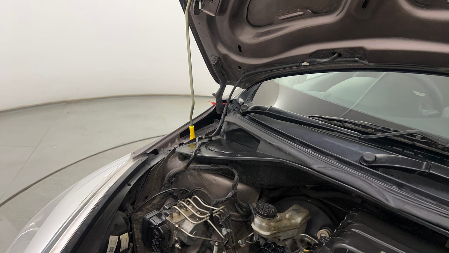 Used 2018 Tata Tiago Revotron XZA Petrol Automatic engine ENGINE RIGHT SIDE HINGE & APRON VIEW