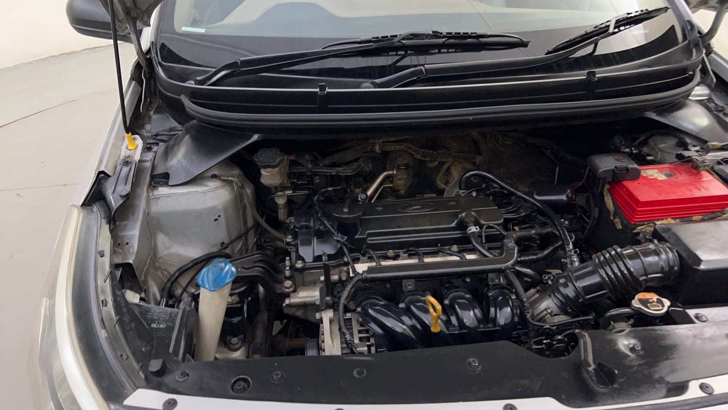 Used 2015 Hyundai Elite i20 Era 1.2 Petrol Manual engine ENGINE RIGHT SIDE HINGE & APRON VIEW