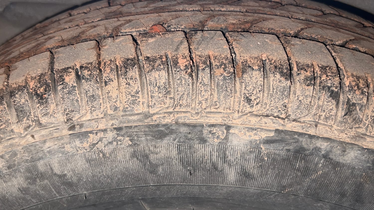Used 2016 Hyundai i10 Sportz 1.1 iRDE2 Petrol Manual tyres RIGHT REAR TYRE TREAD VIEW