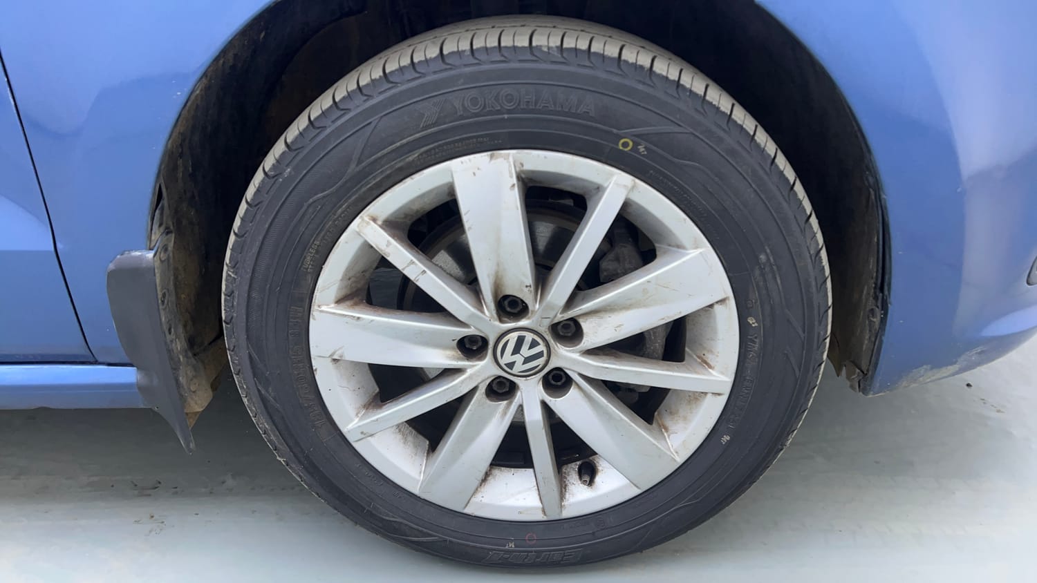 Used 2017 Volkswagen Polo Highline1.2L (P) Petrol Manual tyres RIGHT FRONT TYRE RIM VIEW