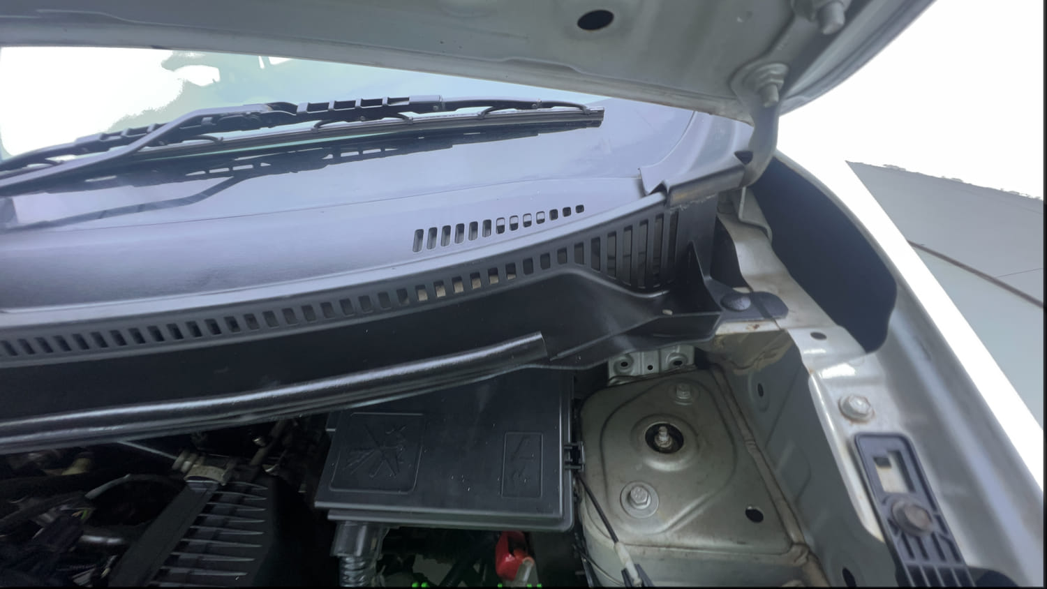 Used 2018 Datsun Redi-GO T (O) Petrol Manual engine ENGINE LEFT SIDE HINGE & APRON VIEW