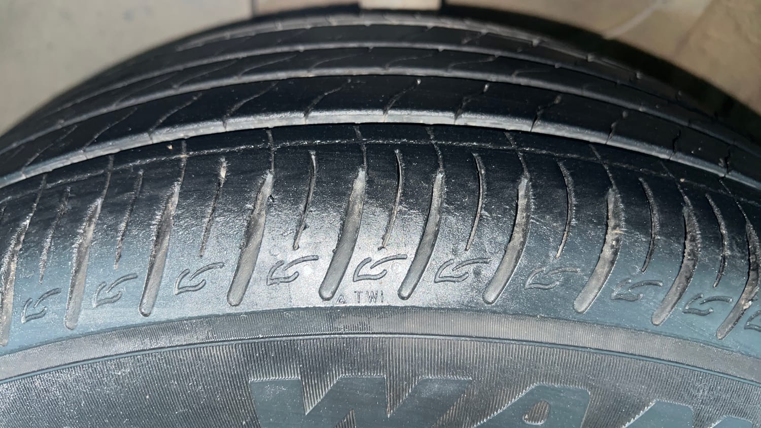 Used 2023 Kia Sonet HTX 1.0 Turbo Petrol DCT Petrol Automatic tyres LEFT FRONT TYRE TREAD VIEW