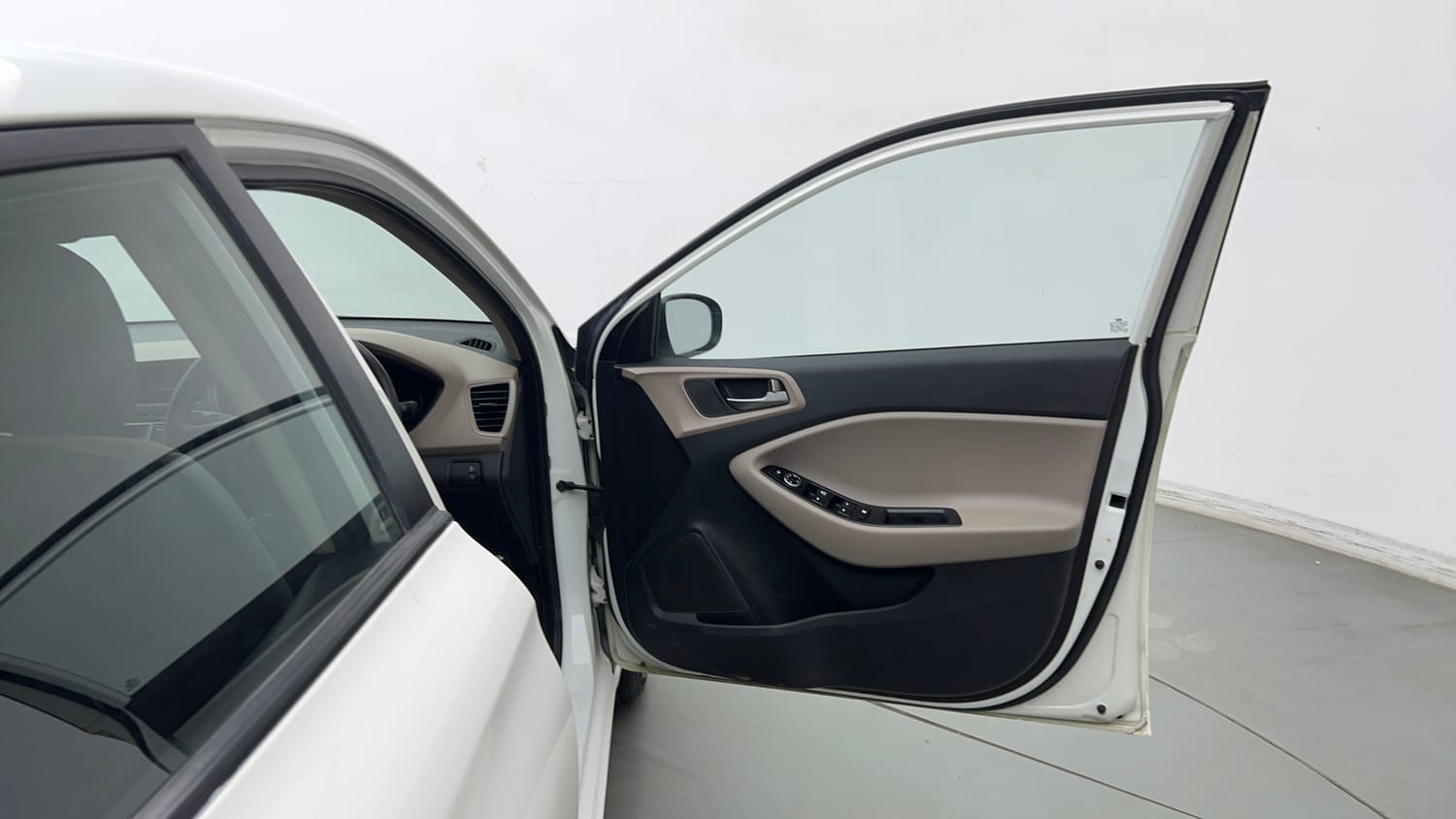 Used 2015 Hyundai Elite i20 Sportz 1.2 Petrol Manual interior RIGHT FRONT DOOR OPEN VIEW