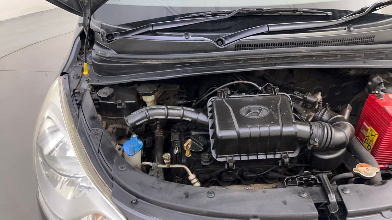 Used 2014 Hyundai i10 Sportz 1.1 iRDE2 Petrol Manual engine ENGINE RIGHT SIDE HINGE & APRON VIEW