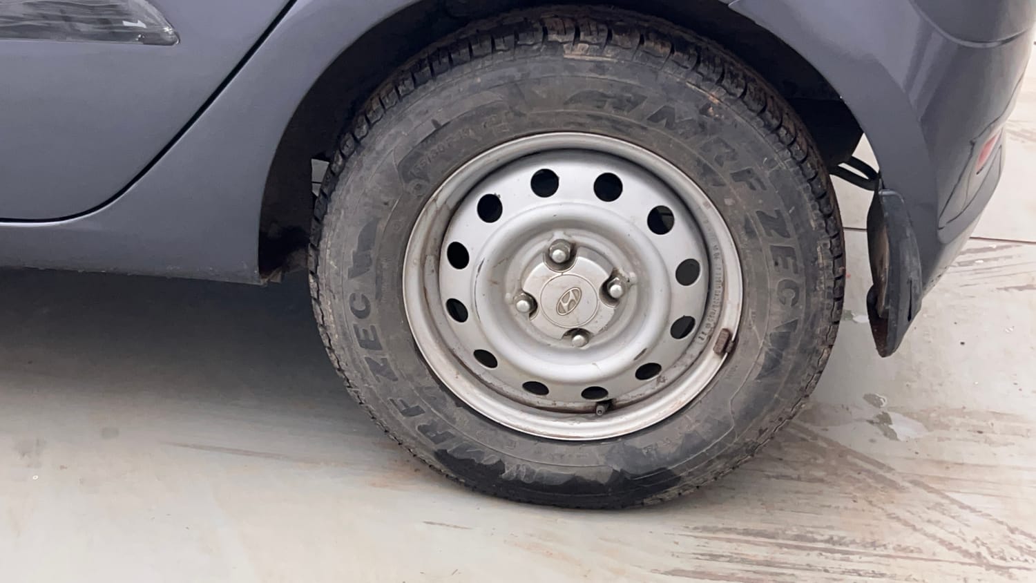 Used 2016 Hyundai i10 Magna 1.1 iRDE2 Petrol Manual tyres LEFT REAR TYRE RIM VIEW