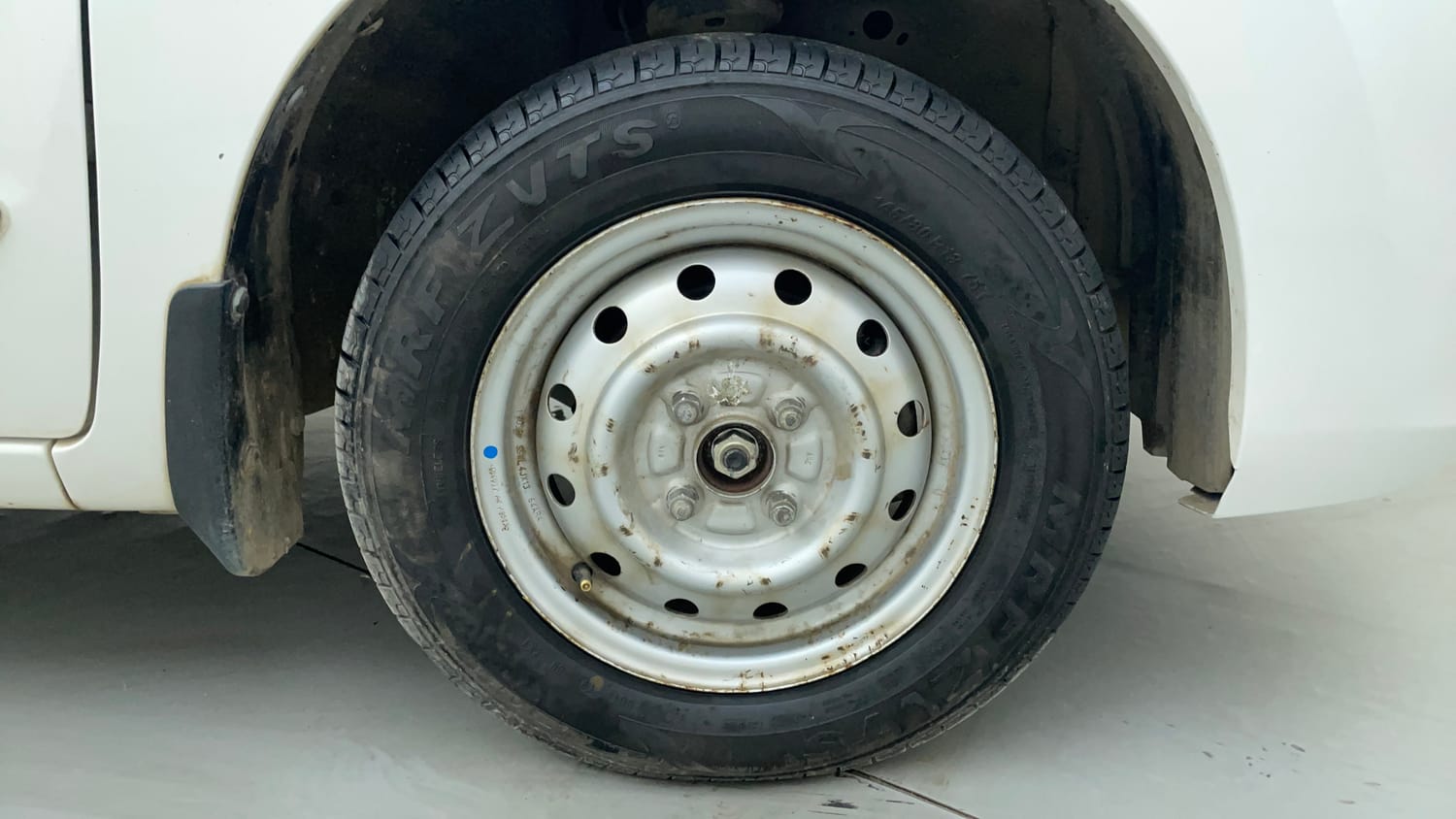 Used 2017 Maruti Suzuki Wagon R LXI Petrol Manual tyres RIGHT FRONT TYRE RIM VIEW