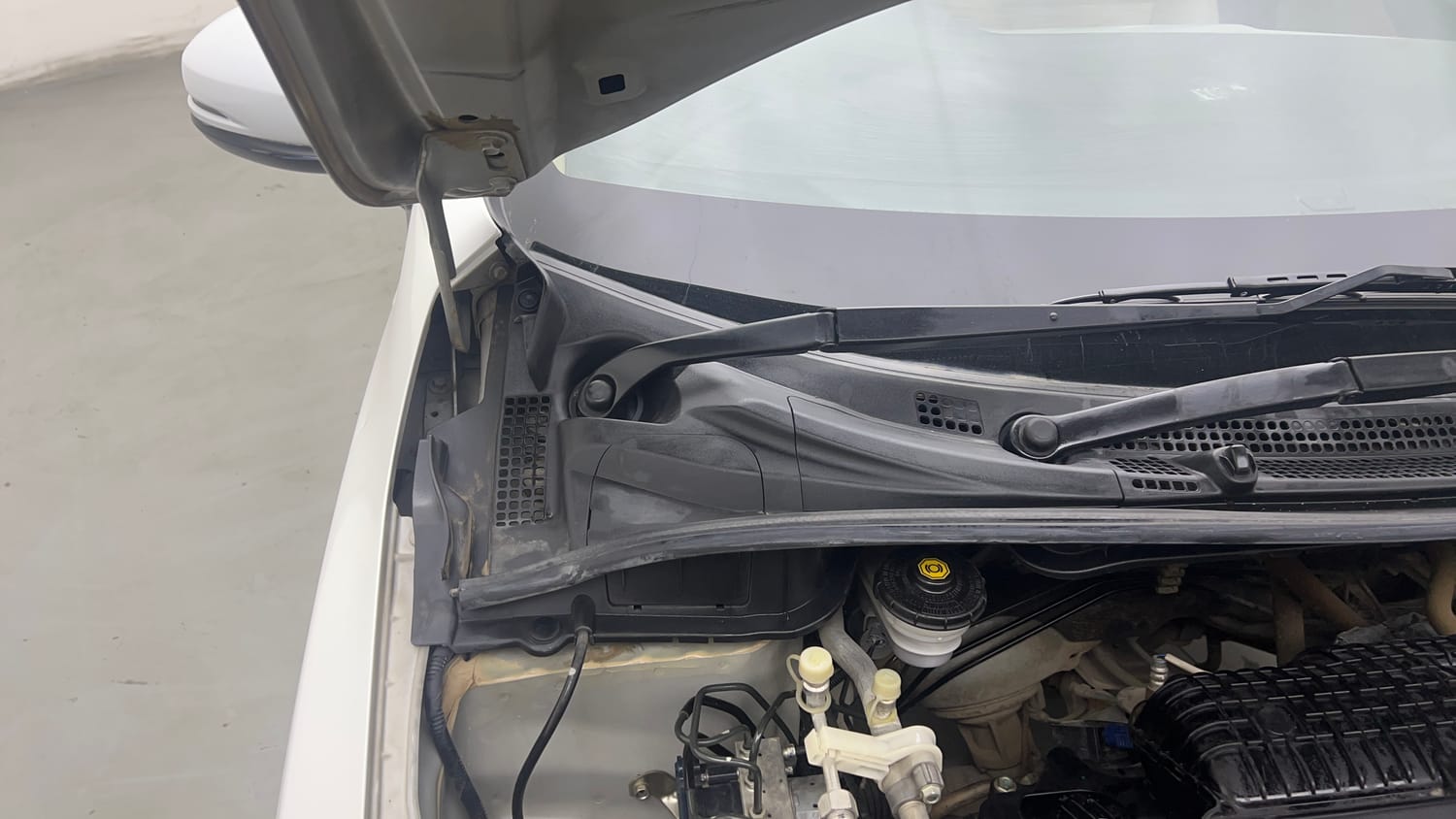 Used 2023 Honda City 4th Generation V Petrol Petrol Manual engine ENGINE RIGHT SIDE HINGE & APRON VIEW
