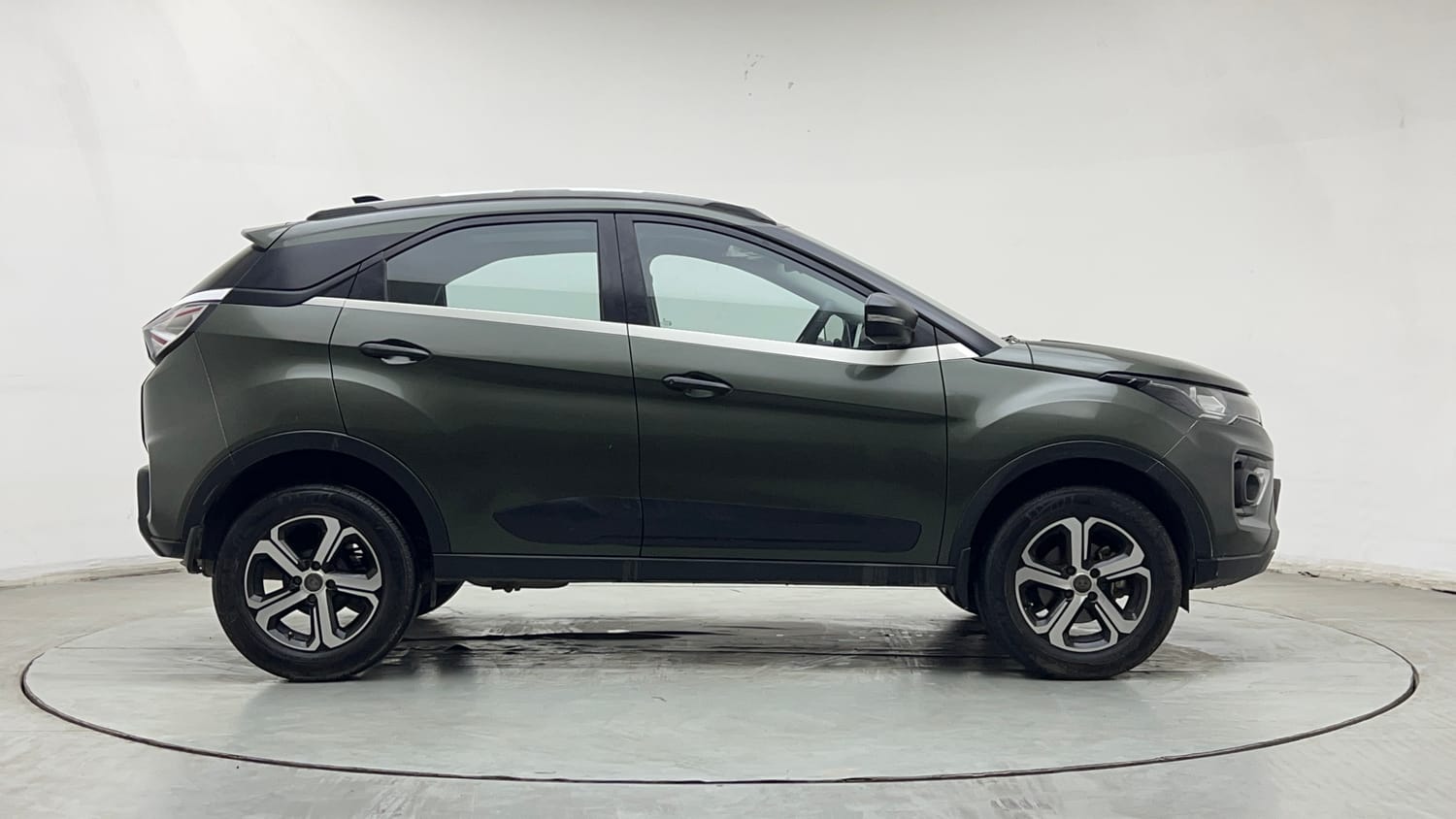 Used 2023 Tata Nexon XM Plus (S) Petrol Manual exterior RIGHT SIDE VIEW