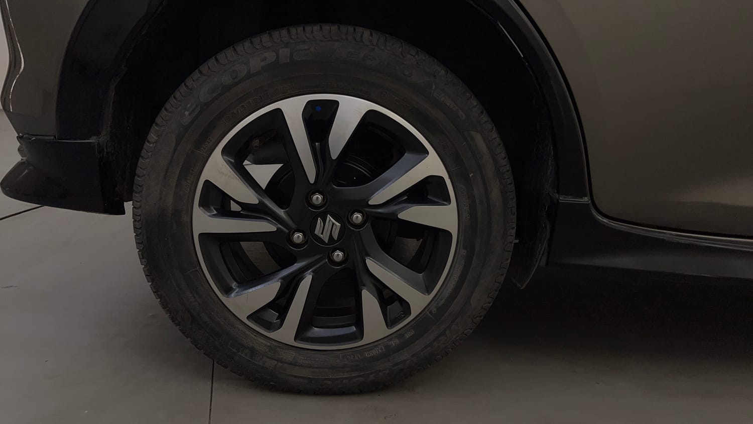 Used 2024 Maruti Suzuki Swift ZXi Plus AMT Petrol Automatic tyres RIGHT REAR TYRE RIM VIEW