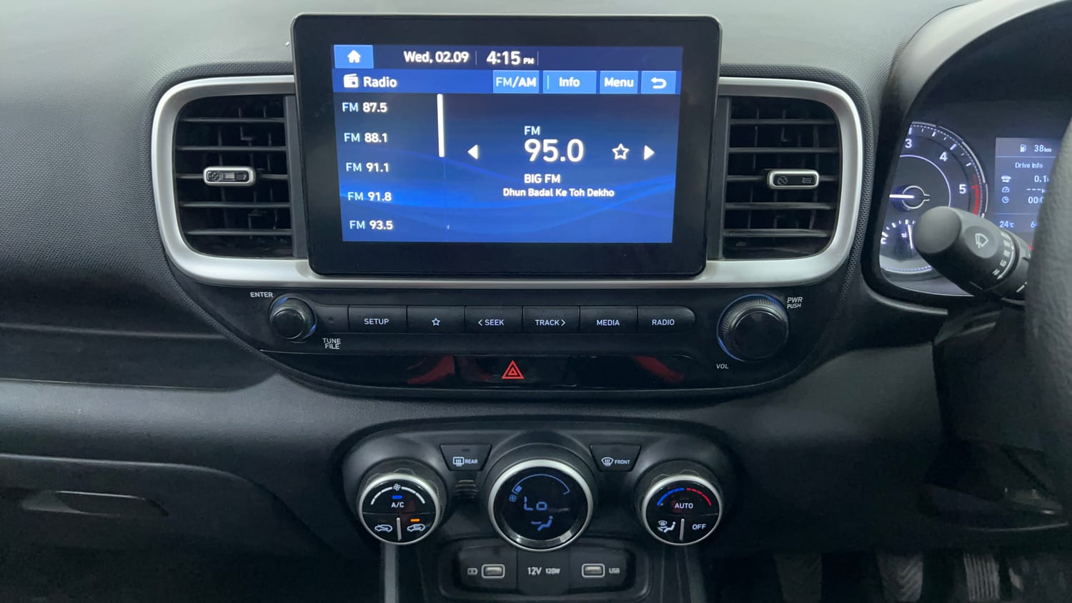 Used 2021 Hyundai Venue SX 1.5 CRDi Diesel Manual interior MUSIC SYSTEM & AC CONTROL VIEW