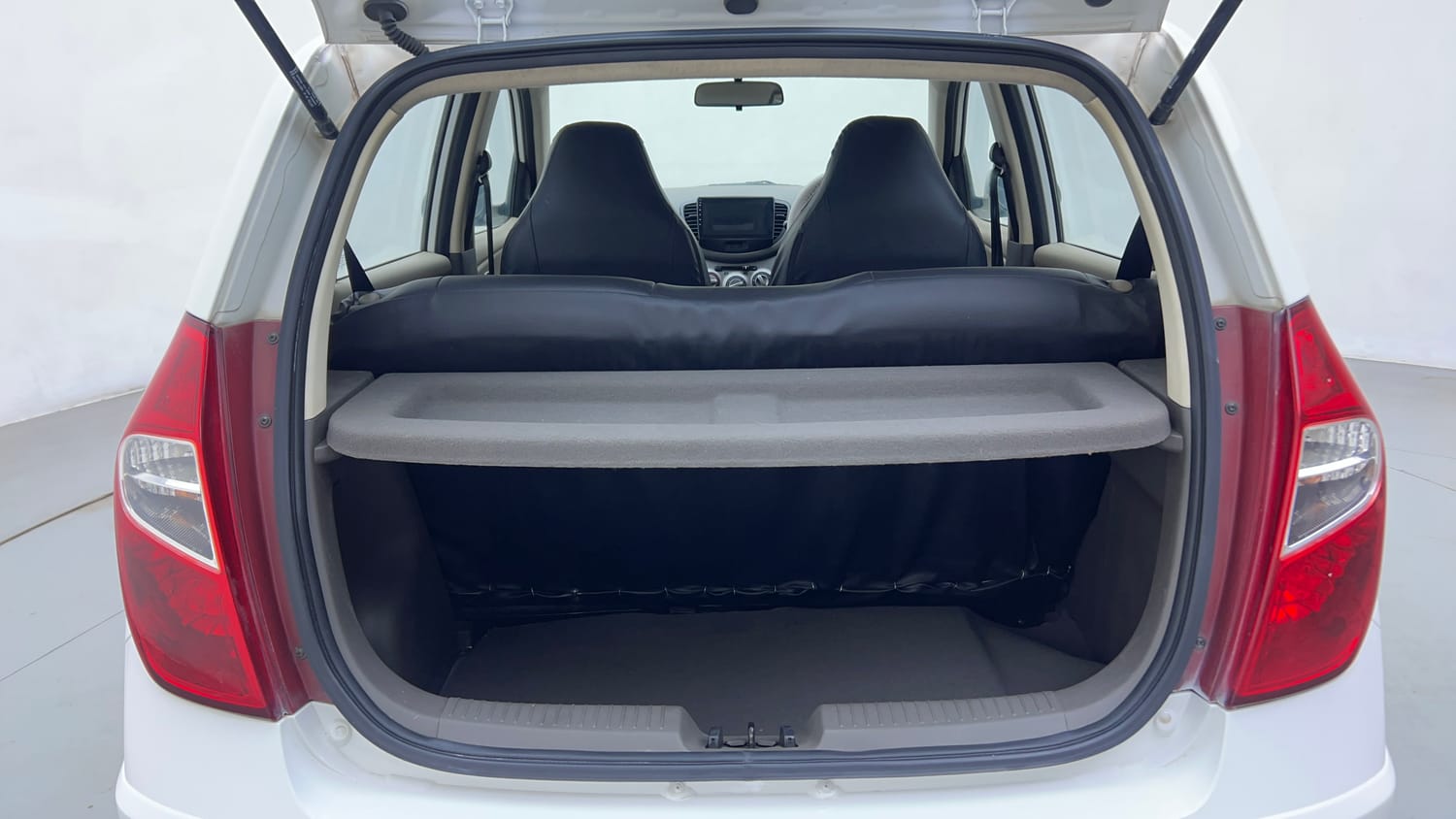 Used 2015 Hyundai i10 Sportz 1.1 iRDE2 Petrol Manual interior DICKY INSIDE VIEW