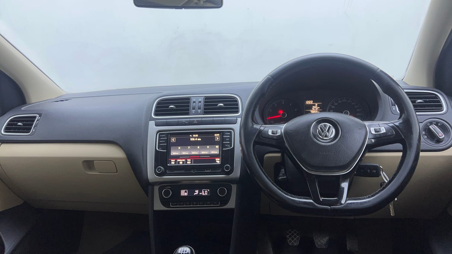 Used 2017 Volkswagen Polo Highline1.2L (P) Petrol Manual interior DASHBOARD VIEW