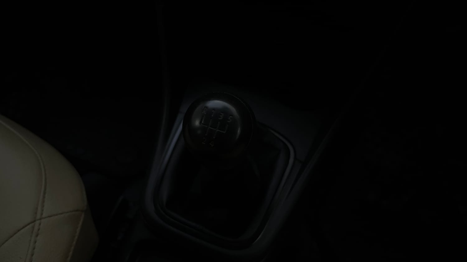 Used 2015 Volkswagen Polo Comfortline 1.2L (P) Petrol Manual interior GEAR  KNOB VIEW