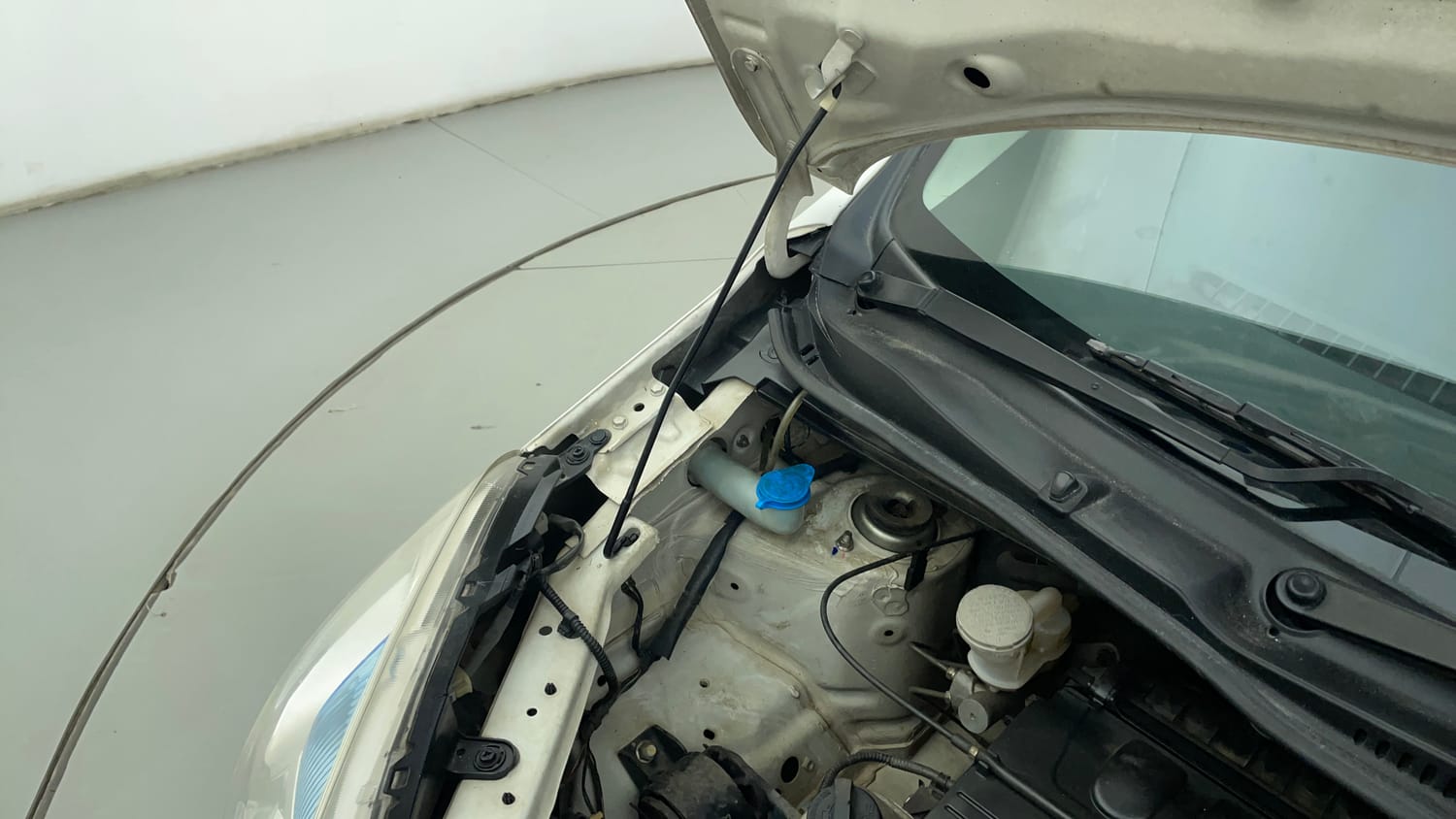 Used 2017 Maruti Suzuki Wagon R LXI Petrol Manual engine ENGINE RIGHT SIDE HINGE & APRON VIEW
