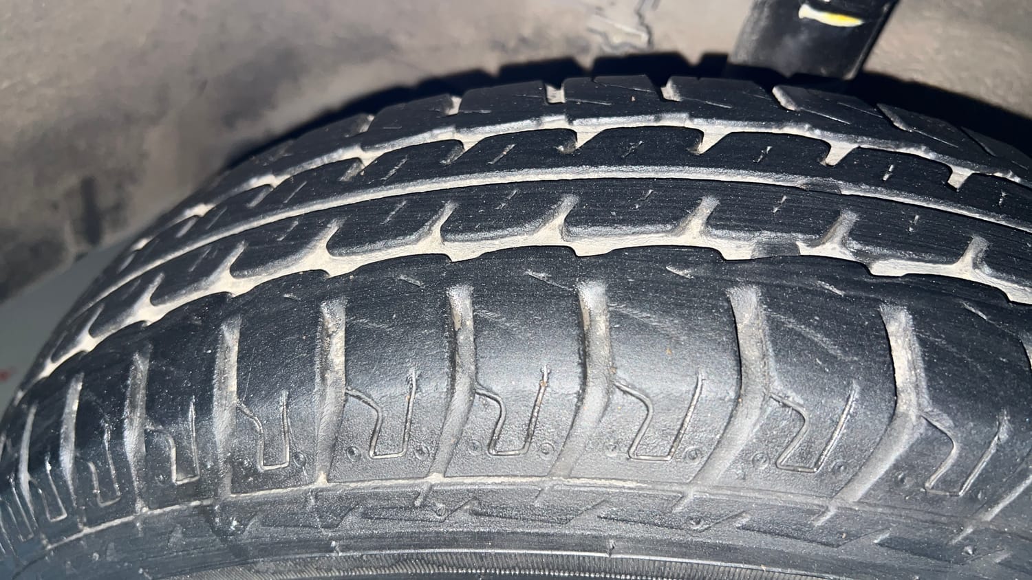 Used 2015 Maruti Suzuki Wagon R LXI Petrol Manual tyres RIGHT FRONT TYRE TREAD VIEW