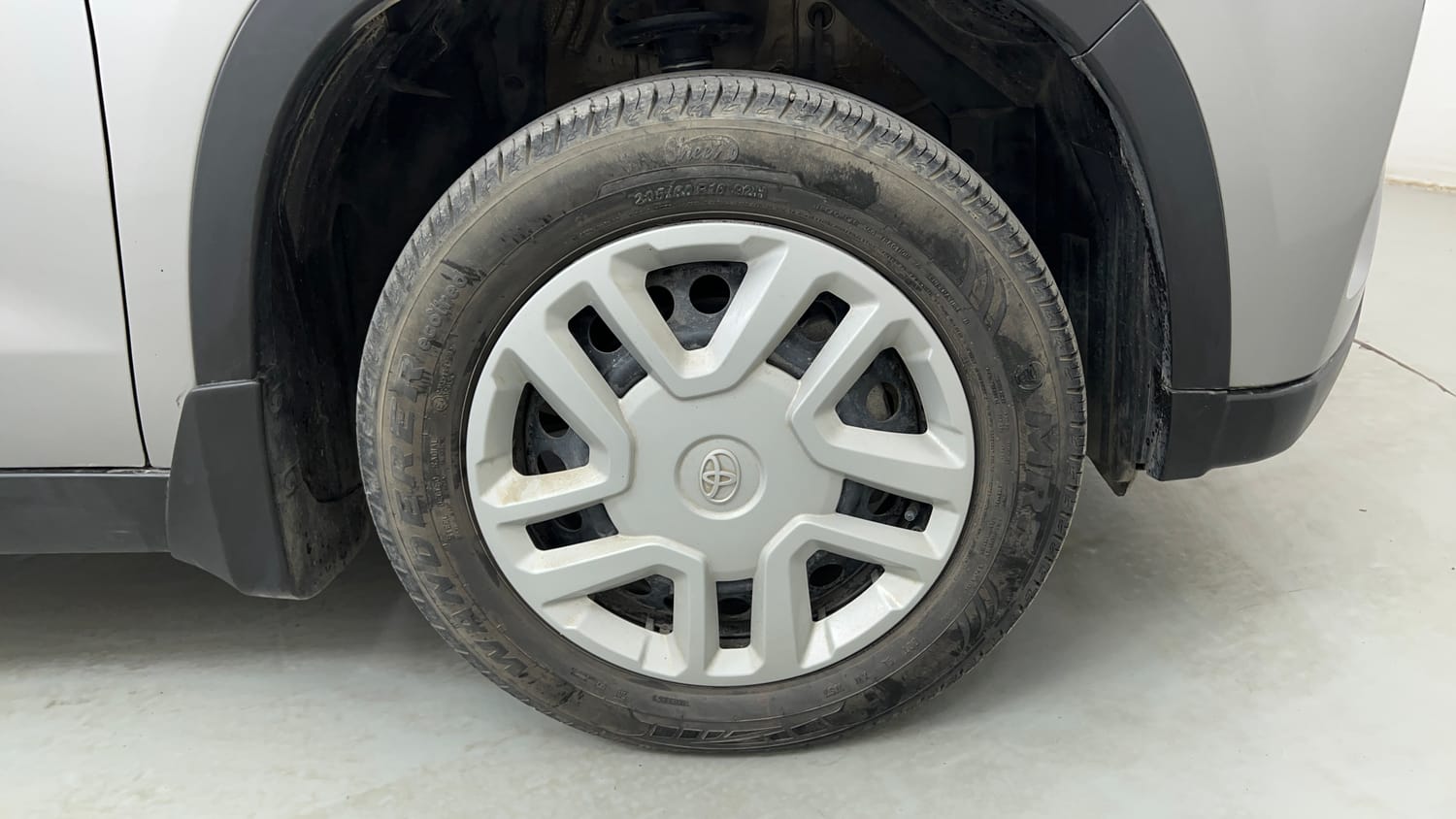 Used 2022 Toyota Urban Cruiser Mid Grade AT Petrol Automatic tyres RIGHT FRONT TYRE RIM VIEW