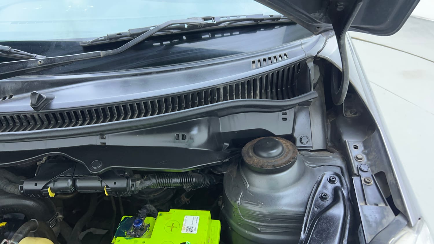 Used 2014 Maruti Suzuki Swift VDi Diesel Manual engine ENGINE LEFT SIDE HINGE & APRON VIEW