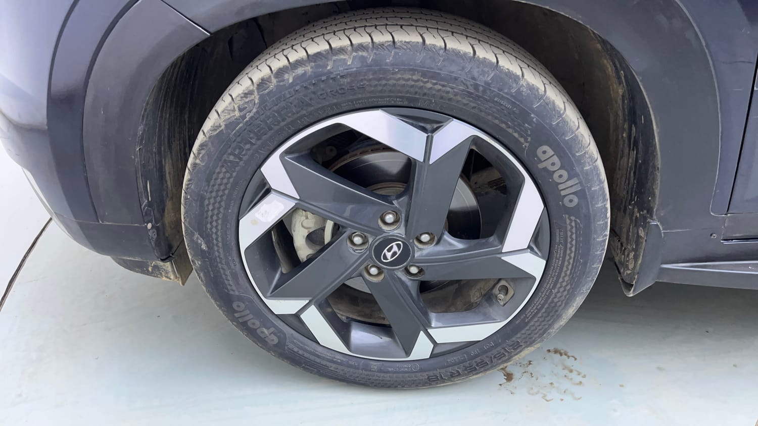 Used 2022 Hyundai Alcazar Platinum (O) 6 STR 2.0 Petrol AT Petrol Automatic tyres LEFT FRONT TYRE RIM VIEW