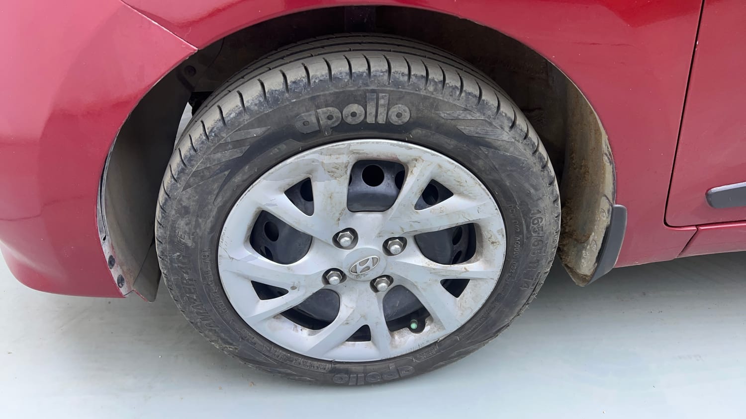 Used 2017 Hyundai Grand i10 Sportz (O) 1.2 Kappa VTVT Petrol Manual tyres LEFT FRONT TYRE RIM VIEW