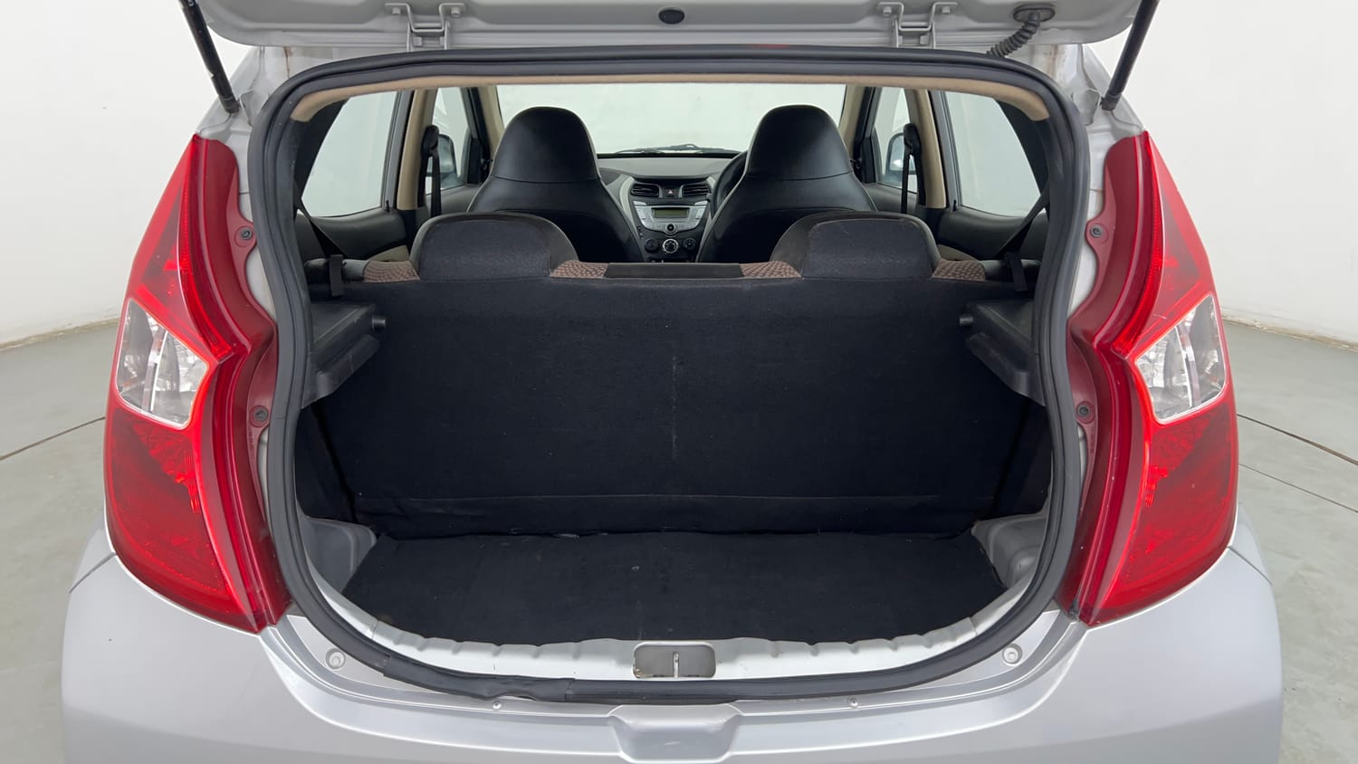 Used 2016 Hyundai Eon Magna Petrol Manual interior DICKY INSIDE VIEW
