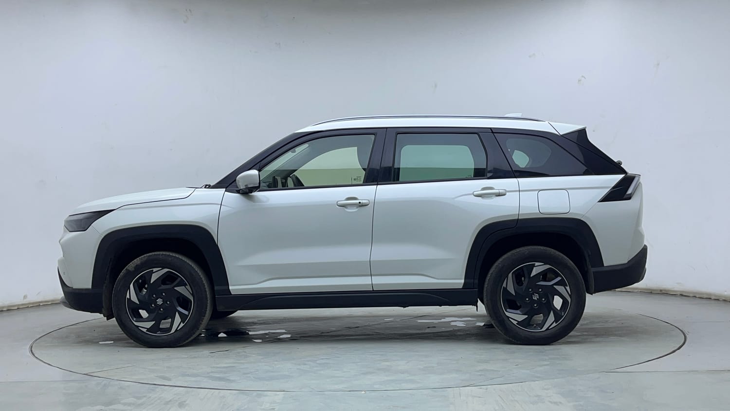Used 2025 Maruti Suzuki Victoris ZXI+ THS 2W Hybrid Automatic exterior LEFT SIDE VIEW