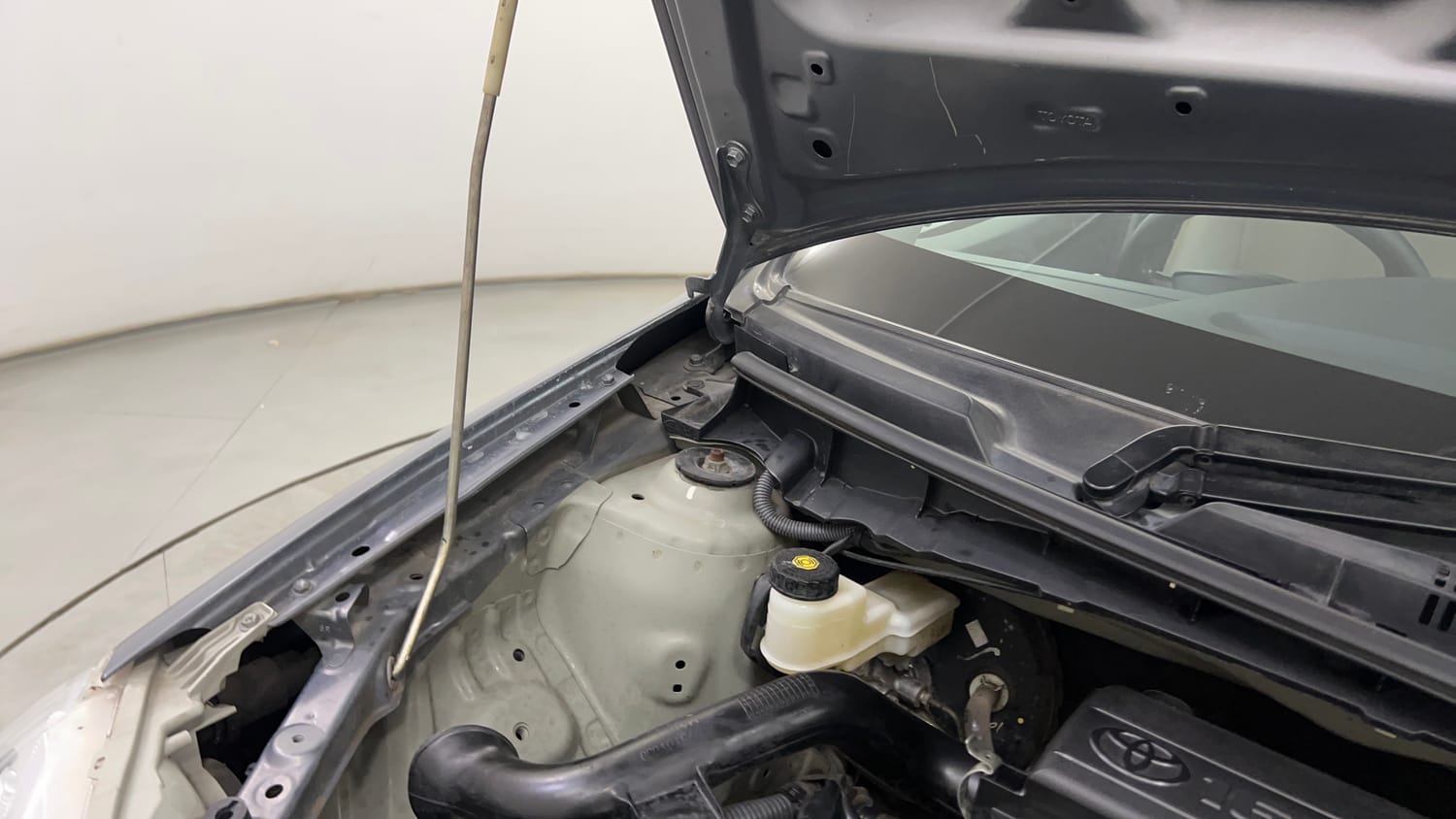 Used 2013 Toyota Etios Liva G Petrol Manual engine ENGINE RIGHT SIDE HINGE & APRON VIEW