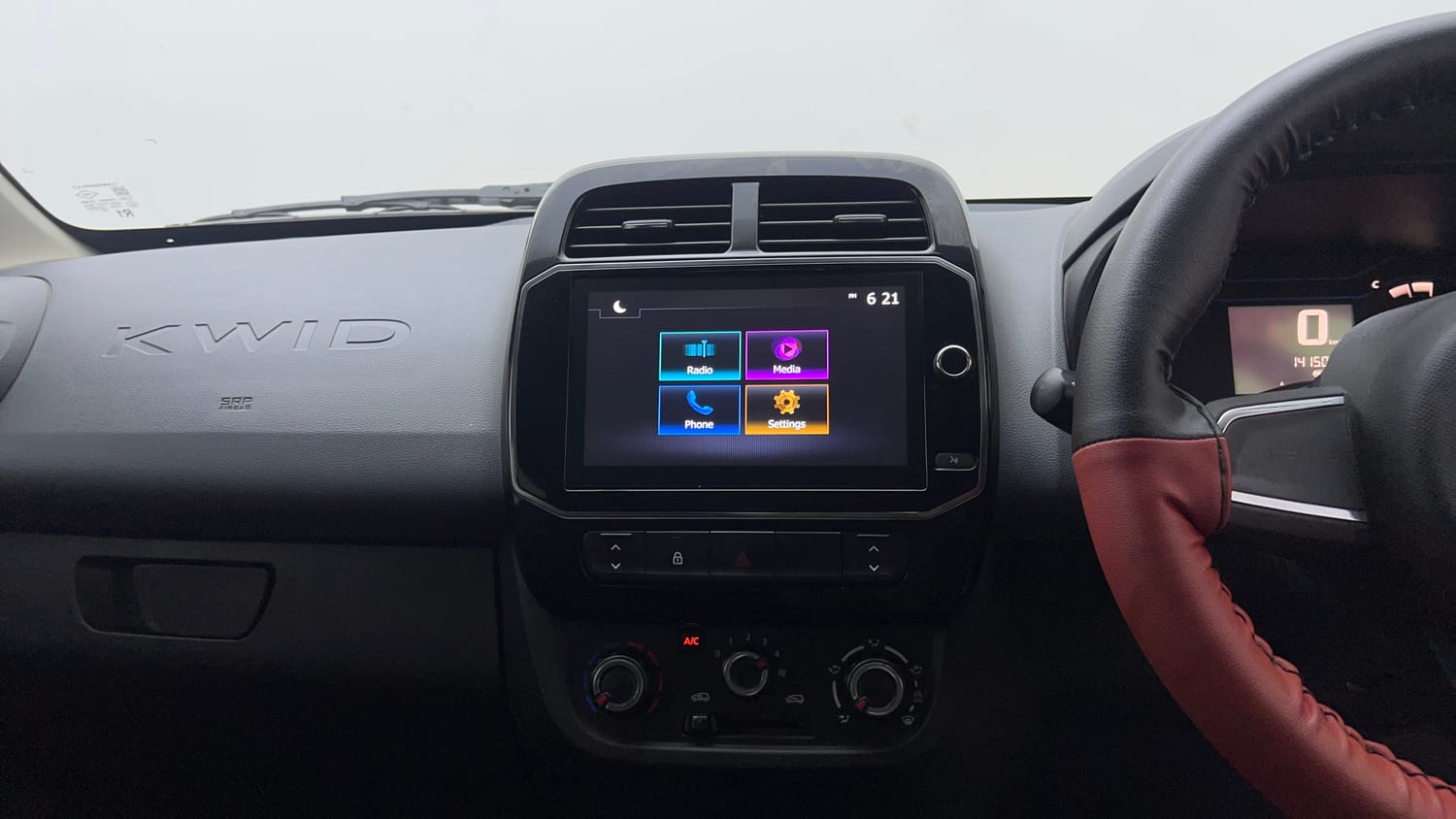 Used 2021 Renault Kwid RXT 1.0 Opt Petrol Manual top_features Touch screen infotainment system