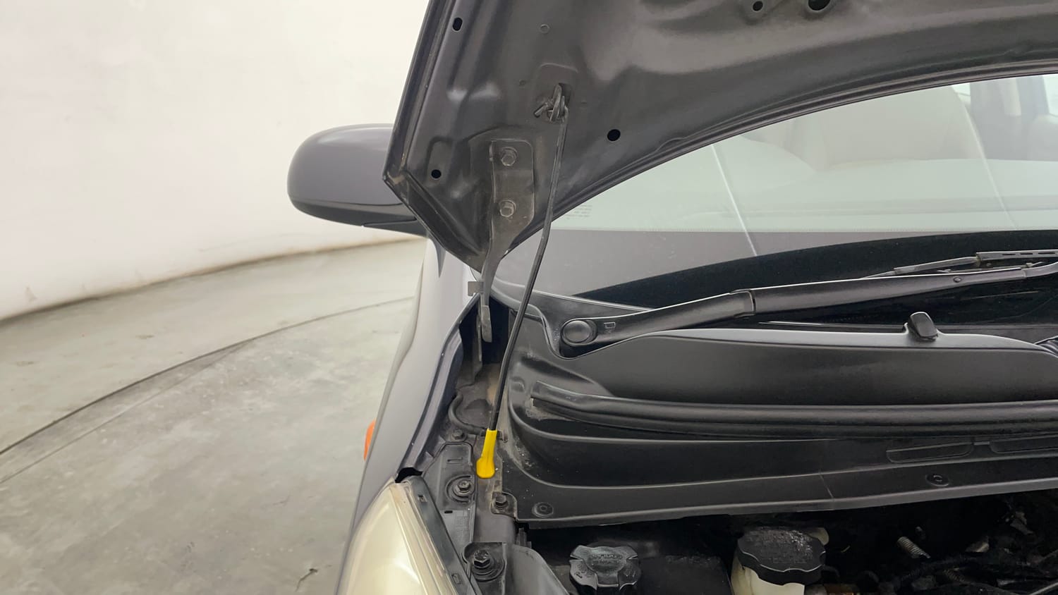 Used 2016 Hyundai i10 Sportz 1.1 iRDE2 Petrol Manual engine ENGINE RIGHT SIDE HINGE & APRON VIEW