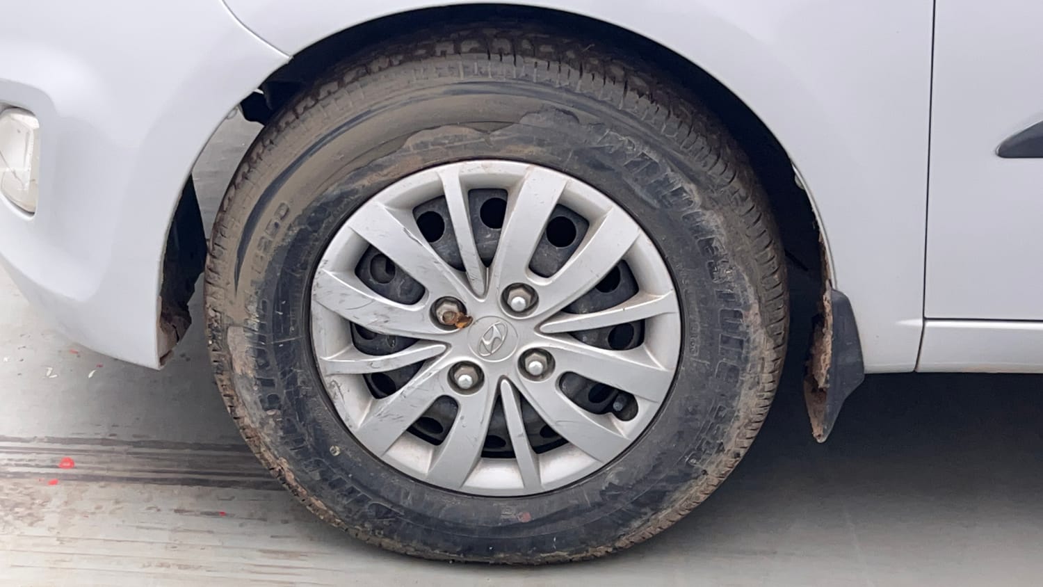 Used 2016 Hyundai i10 Sportz 1.1 iRDE2 Petrol Manual tyres LEFT FRONT TYRE RIM VIEW