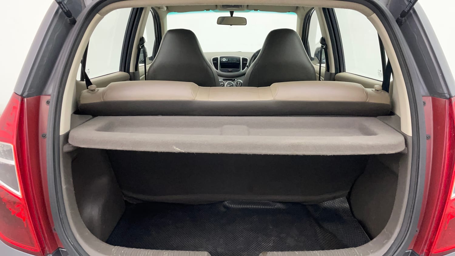 Used 2016 Hyundai i10 Sportz 1.1 iRDE2 Petrol Manual interior DICKY INSIDE VIEW