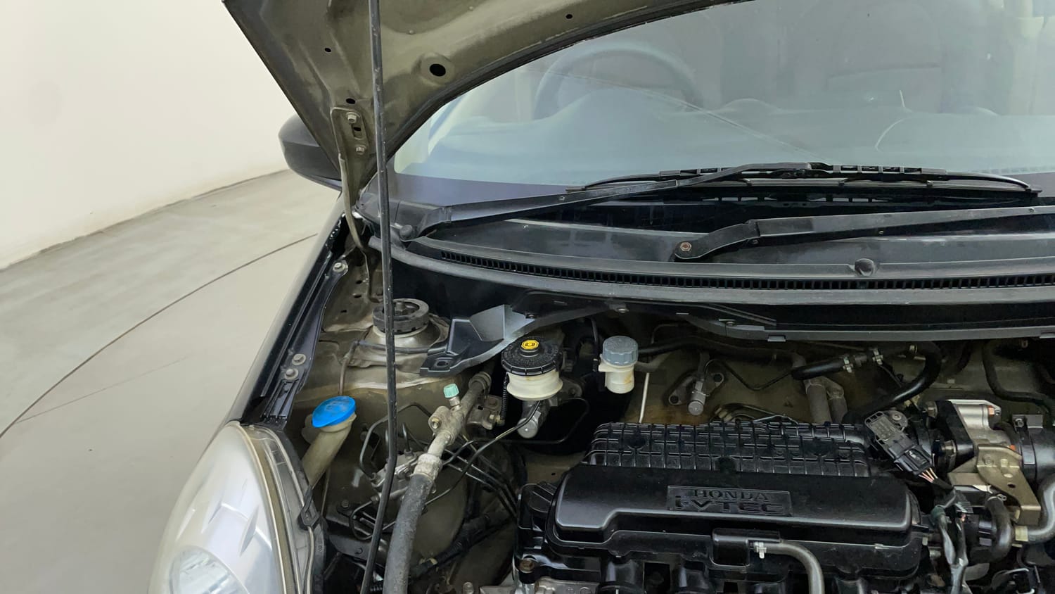 Used 2014 Honda Amaze 1.2 EX i-VTEC Petrol Manual engine ENGINE RIGHT SIDE HINGE & APRON VIEW