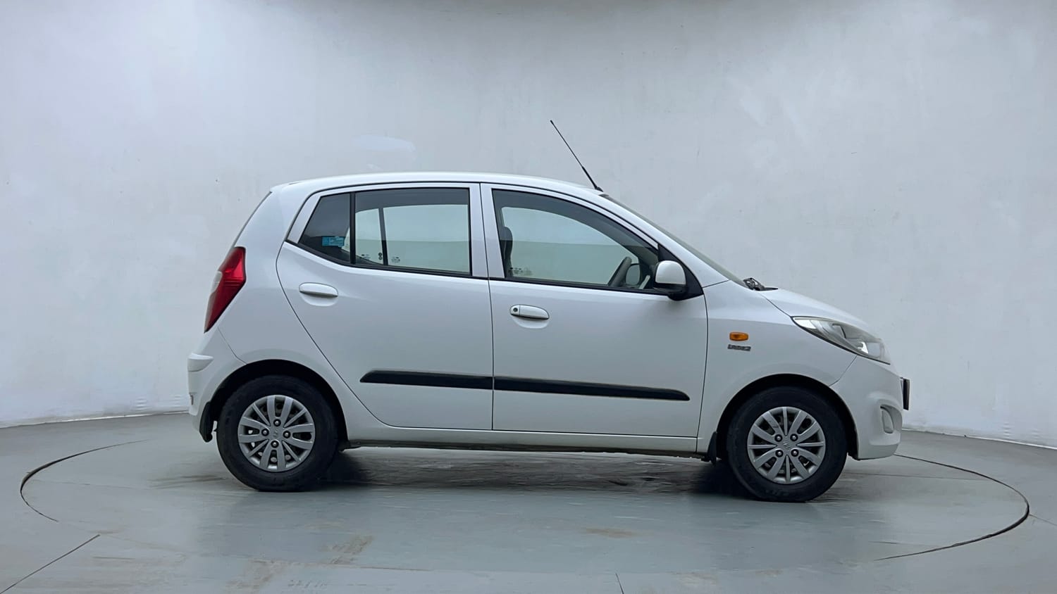 Used 2015 Hyundai i10 Sportz 1.1 iRDE2 Petrol Manual exterior RIGHT SIDE VIEW