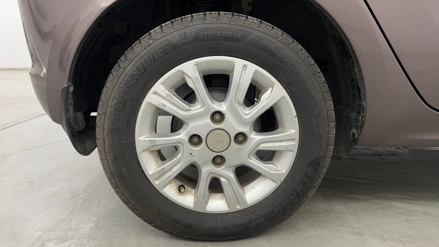 Used 2018 Tata Tiago Revotron XZA Petrol Automatic tyres RIGHT REAR TYRE RIM VIEW