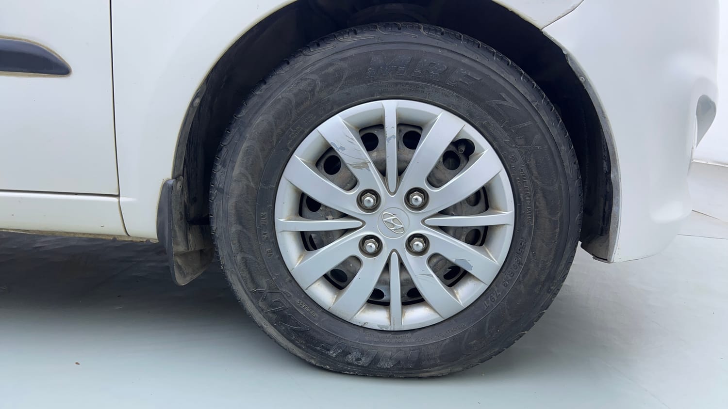 Used 2015 Hyundai i10 Sportz 1.1 iRDE2 Petrol Manual tyres RIGHT FRONT TYRE RIM VIEW