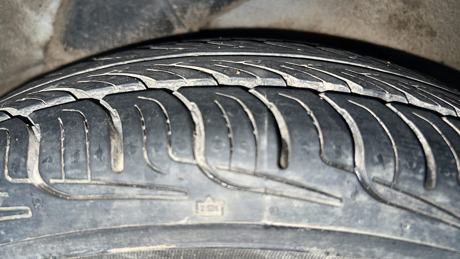Used 2015 Hyundai i10 Sportz 1.1 iRDE2 Petrol Manual tyres LEFT REAR TYRE TREAD VIEW