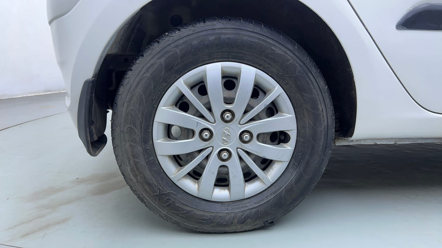 Used 2015 Hyundai i10 Sportz 1.1 iRDE2 Petrol Manual tyres RIGHT REAR TYRE RIM VIEW