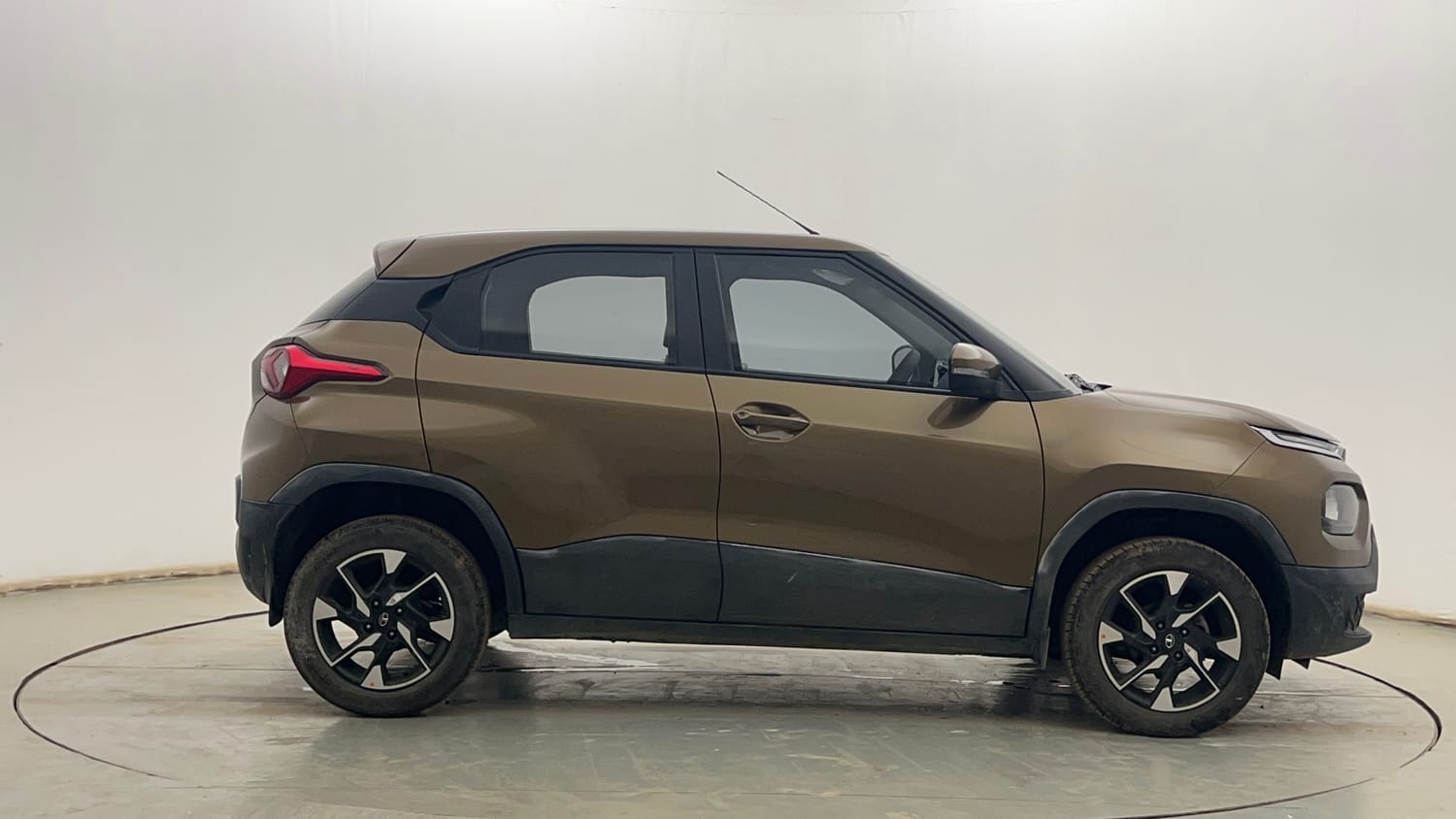 Used 2022 Tata Punch Accomplished Dazzle Pack MT Petrol Manual exterior RIGHT SIDE VIEW