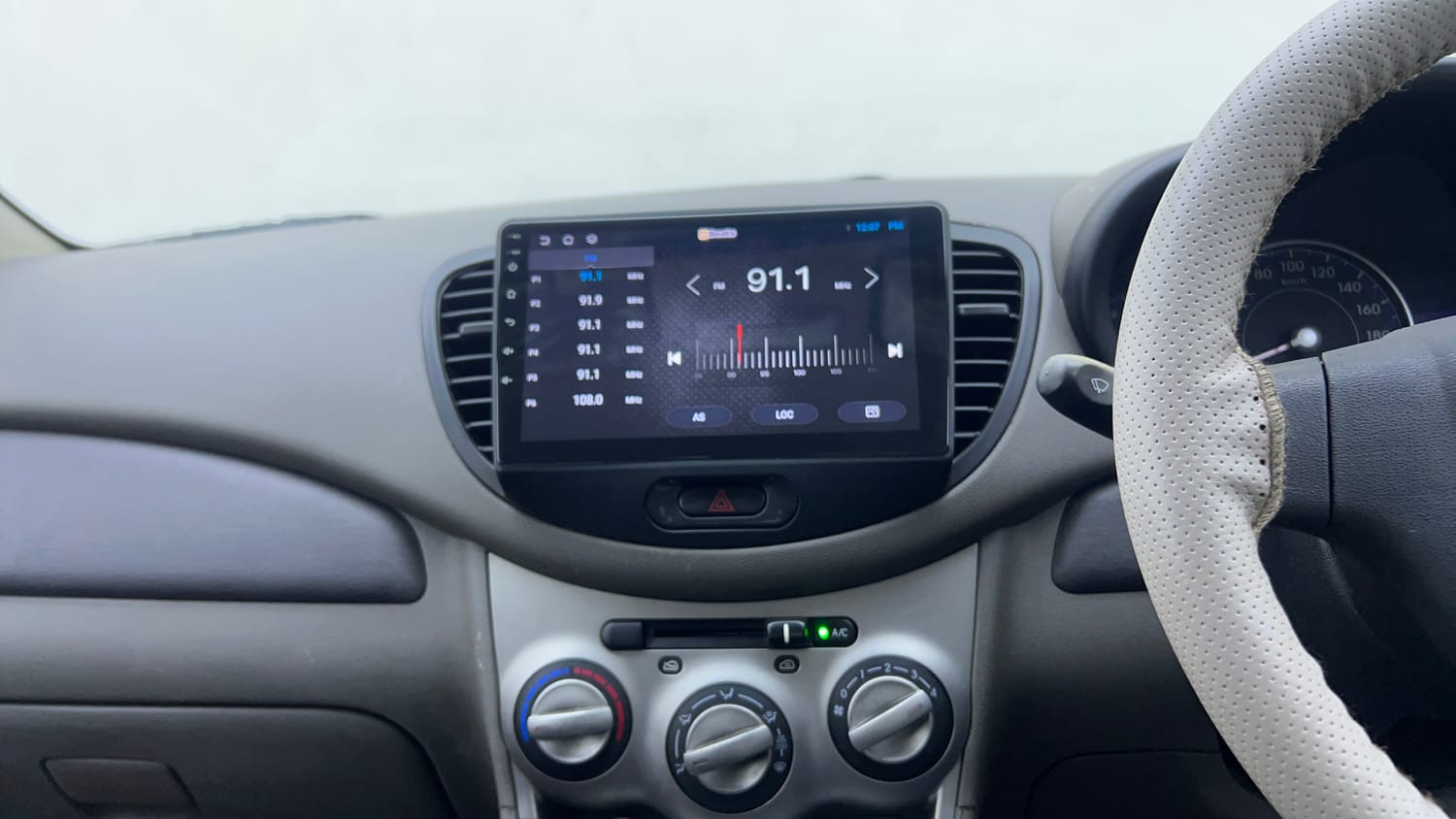 Used 2015 Hyundai i10 Sportz 1.1 iRDE2 Petrol Manual interior MUSIC SYSTEM & AC CONTROL VIEW