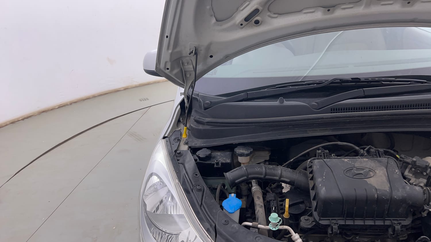 Used 2016 Hyundai i10 Sportz 1.1 iRDE2 Petrol Manual engine ENGINE RIGHT SIDE HINGE & APRON VIEW