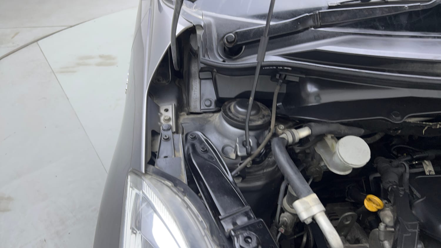 Used 2014 Maruti Suzuki Swift VDi Diesel Manual engine ENGINE RIGHT SIDE HINGE & APRON VIEW